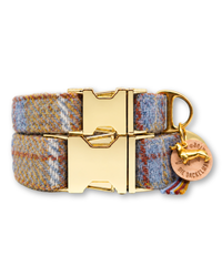 Hundehalsband aus moosgrünem Harris Tweed mit Goldschnalle und Holzanhänger – Monty in Woodland Green