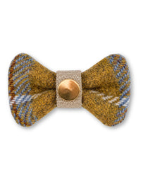 Hundefliege aus moosgrünem Harris Tweed von vorne – Monty in Woodland Green